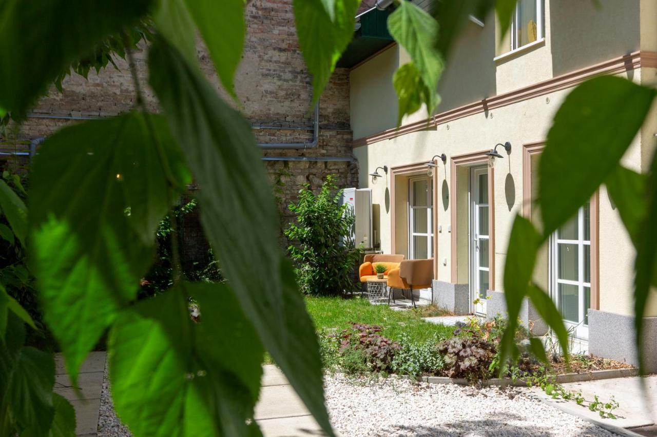 Unique Central 3 Floor Home With 4Bdrm, 3Bthrm Budapest Exteriör bild